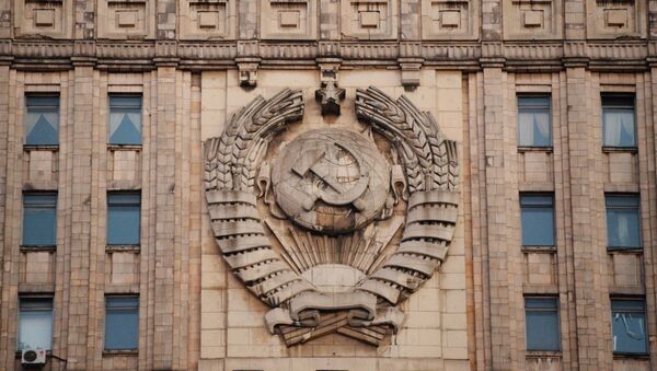 Герб СССР на здании министерства иностранных дел РФ на Смоленской-Сенной площади в Москве - Sputnik Việt Nam