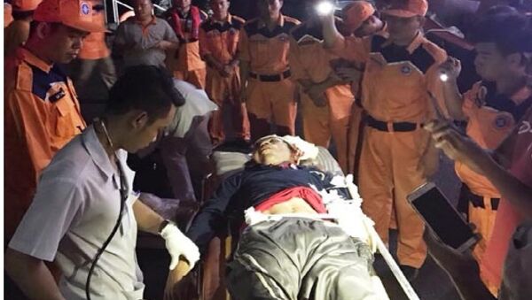 Cứu ngư dân bị thương do tai nạn tàu cá BĐ 97588-TS của Bình Định - Sputnik Việt Nam