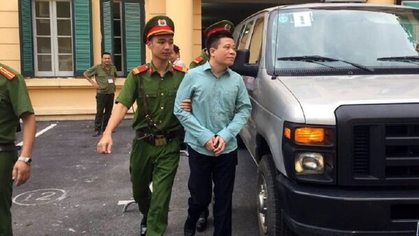 Hà Văn Thắm (bị truy tố 4 tội danh) bình tĩnh đến tòa - Sputnik Việt Nam