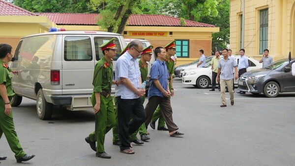 Bị cáo Phạm Công Danh được đưa đến phiên tòa - Sputnik Việt Nam