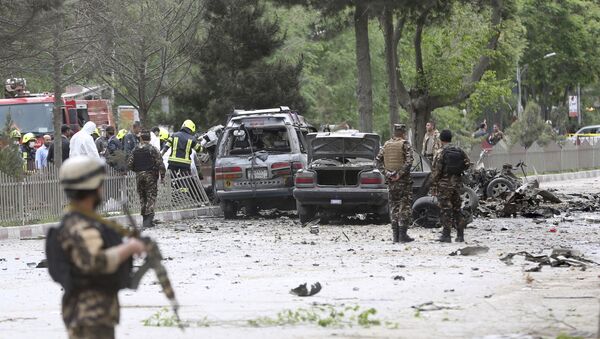 Специалисты осматривают место взрыва около посольства США в Кабуле, Афганистан - Sputnik Việt Nam