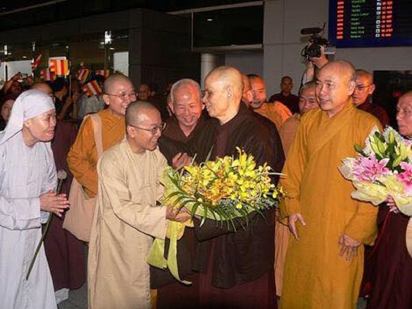 Thiền sư Thích Nhất Hạnh về Việt Nam Thiền sư Thích Nhất Hạnh về Việt Nam - Sputnik Việt Nam