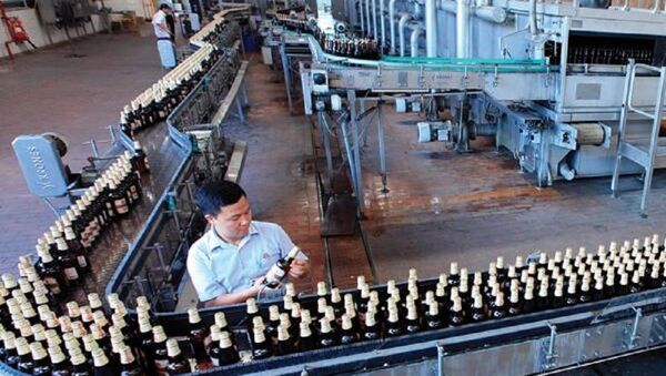 Dây chuyền sản xuất bên trong nhà máy của Habeco - Sputnik Việt Nam