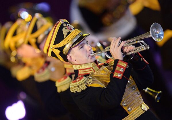 Các nhạc sĩ đoàn quân nhạc trung ương của Bộ Quốc phòng Nga tại lễ khai mạc Festival quân nhạc quốc tế Tháp Spasskaya lần thứ 10 tại Moskva - Sputnik Việt Nam