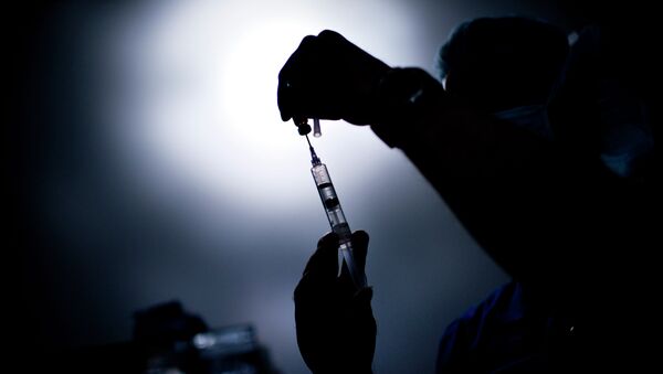 Bác sĩ rút thuốc vào ống tiêm - Sputnik Việt Nam