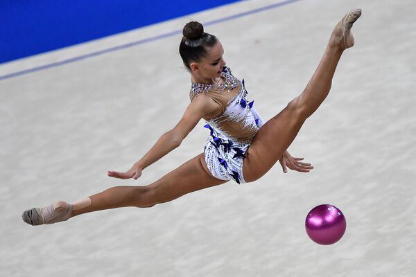Nữ vận động viên Nga Dina Averina trong vòng thi cuối cùng tại giải vô địch thế giới về thể dục nhịp điệu ở Ý. - Sputnik Việt Nam
