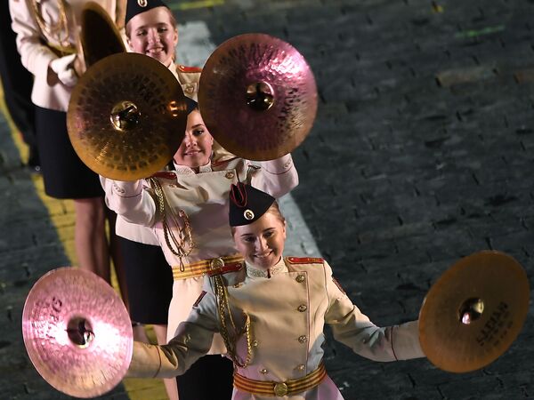 Nữ học viên trường Cao đẳng âm nhạc quân đội Mátxcơva  tại  Liên hoan Tháp Spasskaya ở Mátxcơva. - Sputnik Việt Nam