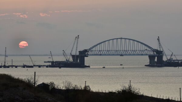 Crưm. Vòm đường sắt của cây cầu đang được xây dựng qua eo biển Kerch. - Sputnik Việt Nam