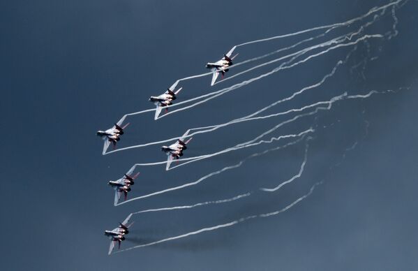 Màn trình diễn của nhóm thuật lái nổi tiếng “Cánh én” của Không quân Nga trong khuôn khổ Diễn đàn Kỹ thuật quân sự Quốc tế Quân đội- 2017. - Sputnik Việt Nam