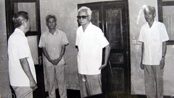 Tổng bí thư Nguyễn Văn Linh và cố vấn Ban Chấp hành TƯ Đảng Phạm Văn Đồng vào thăm lại nơi Bác mất và tưởng nhớ Bác ngày 2/9/1989. Ông Hoàn là người ngoài cùng bên trái (ảnh trên) và bên phải (ảnh dưới) - Sputnik Việt Nam