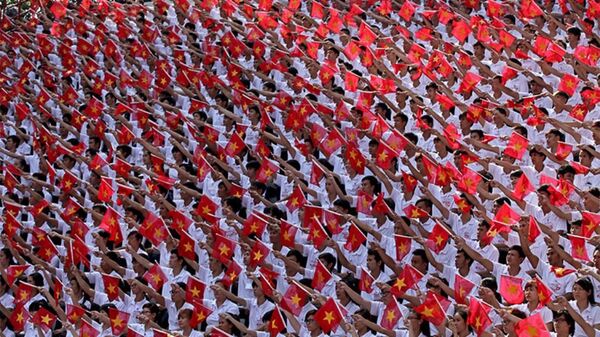 Bảy mươi hai năm đi qua, dưới ngọn cờ Cách mạng Tháng Tám và tinh thần Tuyên ngôn Độc lập, dân tộc ta vừa chống xâm lăng, bảo vệ vững chắc nền độc lập, tự do của Tổ quốc, vừa đồng thời dựng xây đất nước trên con đường xã hội chủ nghĩa. Bảy mươi hai năm đi qua, dưới ngọn cờ Cách mạng Tháng Tám và tinh thần Tuyên ngôn Độc lập, dân tộc ta vừa chống xâm lăng, bảo vệ vững chắc nền độc lập, tự do của Tổ quốc, vừa đồng thời dựng xây đất nước trên con đường xã hội chủ nghĩa. - Sputnik Việt Nam