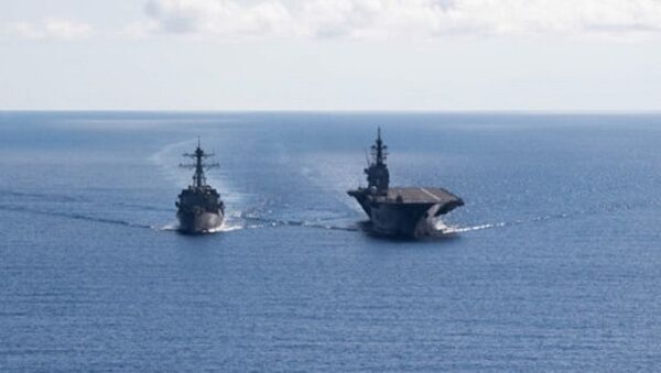 Khu trục hạm Mỹ USS Dewey (trái) cùng tàu khu trục Nhật JS Izumo xuất hiện ở Biển Đông hồi tháng 5.2017 - Sputnik Việt Nam