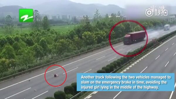 Bé gái bay khỏi ô tô trên cao tốc, xe container phanh cháy đường - Sputnik Việt Nam