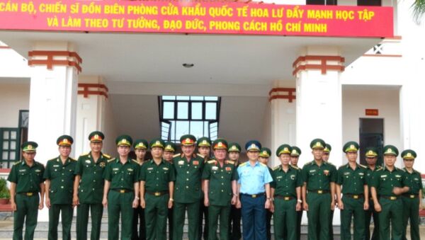 Đoàn công tác Bộ Quốc phòng chụp ảnh lưu niệm cùng cán bộ, chiến sĩ Đồn BP cửa khẩu quốc tế Hoa Lư - Sputnik Việt Nam