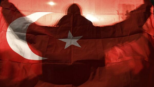 Ein Demonstrant hält eine türkische Flagge vor dem türkischen Konsulat in Rotterdam (Niederlande). - Sputnik Việt Nam