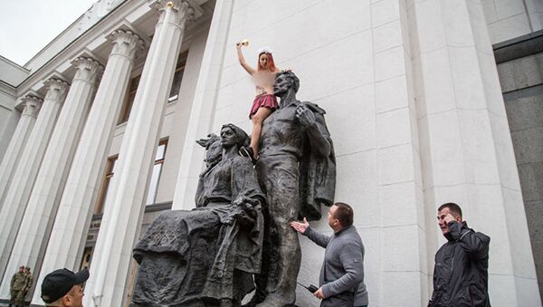 Thành viên Femen giả nữ học sinh chúc mừng quốc hội Ukraina khai mạc kỳ họp - Sputnik Việt Nam