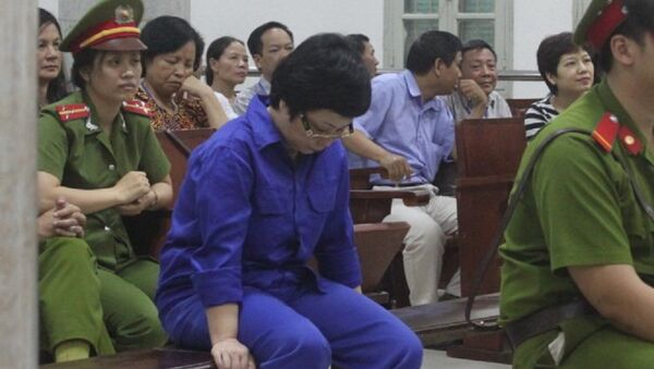 Bà Châu Thị Thu Nga (áo xanh) được triệu tập đến phiên tòa xét xử ông Nguyễn Văn Tuẫn ngày 24-5 với tư cách là người liên quan - Sputnik Việt Nam