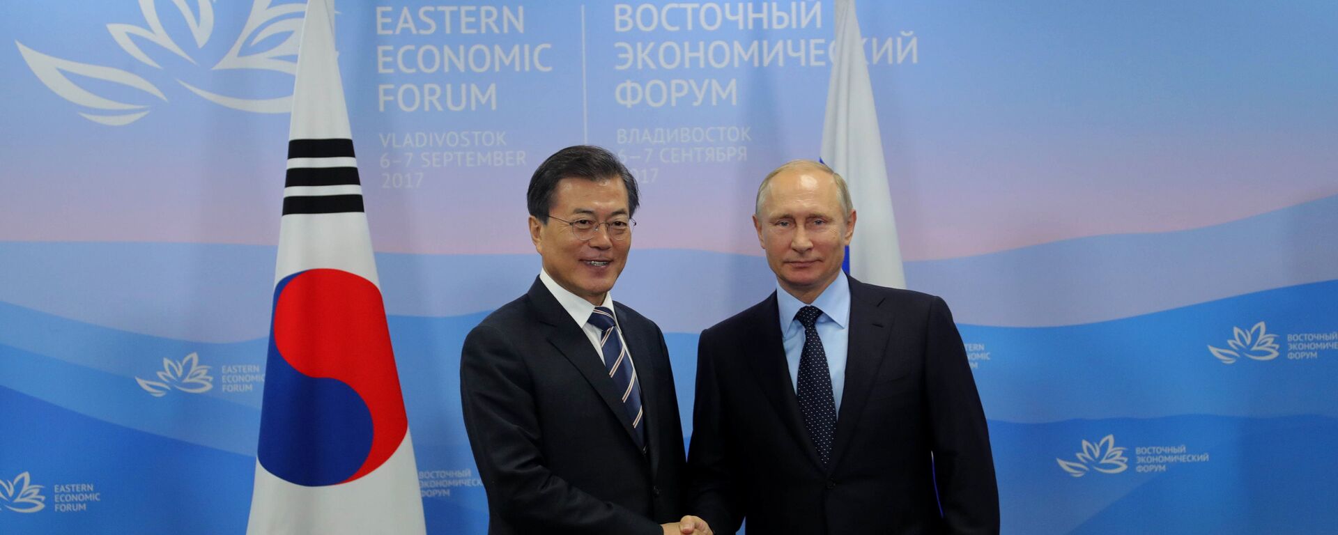 Tổng thống Hàn Quốc ông Moon Jae-In và nhà lãnh đạo Nga Vladimir Putin trong khuôn khổ của Diễn đàn Kinh tế Đông (WEF) - Sputnik Việt Nam, 1920, 10.02.2022