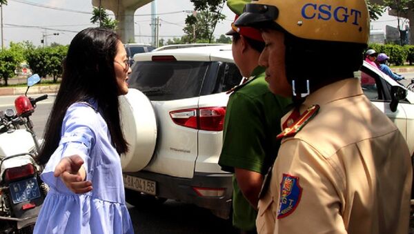Nữ diễn viên lớn tiếng với cảnh sát giao thông - Sputnik Việt Nam