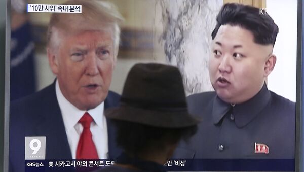 Президент США Дональд Трамп и лидер Северной Кореи Ким Чен Ын на экране телевизора, Сеул, Южная Корея - Sputnik Việt Nam