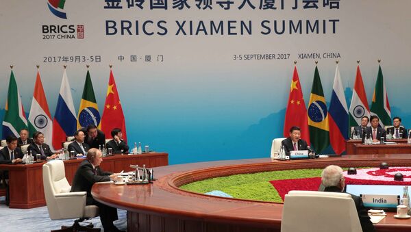 Президент России Владимир Путин во время встречи лидеров БРИКС в расширенном составе с участием делегаций - Sputnik Việt Nam