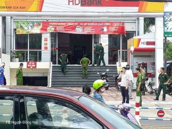 Hiện trường tại chi nhánh ngân hàng HD Bank Gia Ray khi vừa xảy ra vụ cướp Hiện trường tại chi nhánh ngân hàng HD Bank Gia Ray khi vừa xảy ra vụ cướp - Sputnik Việt Nam