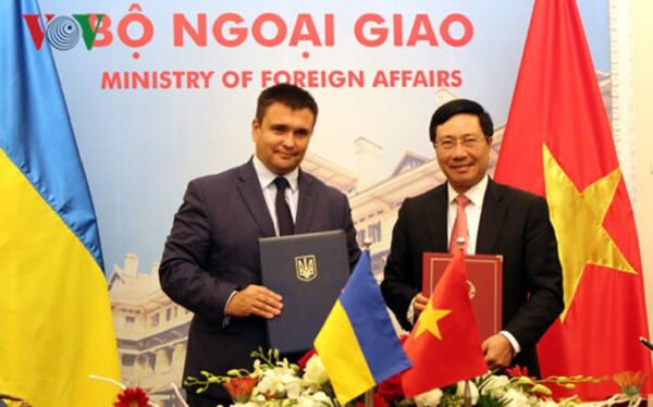 Phó Thủ tướng, Bộ trưởng Ngoại giao Phạm Bình Minh và Bộ trưởng Ngoại giao Ukraine Pavlo Klimkin ký Kế hoạch tham vấn giữa hai Bộ Ngoại giao giai đoạn 2018 – 2019 Phó Thủ tướng, Bộ trưởng Ngoại giao Phạm Bình Minh và Bộ trưởng Ngoại giao Ukraine Pavlo Klimkin ký Kế hoạch tham vấn giữa hai Bộ Ngoại giao giai đoạn 2018 – 2019 - Sputnik Việt Nam