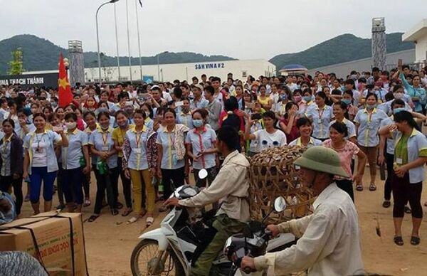 Công nhân đình công vì cho rằng công ty thiếu tình người, ra nhiều quy định vô lý Công nhân đình công vì cho rằng công ty thiếu tình người, ra nhiều quy định vô lý - Sputnik Việt Nam