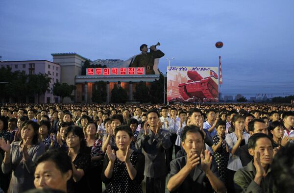 Những người tham gia sự kiện lễ hội ở Bình Nhưỡng nhằm vinh danh thành công thử nghiệm bom nguyên tử của Bắc Triều Tiên - Sputnik Việt Nam