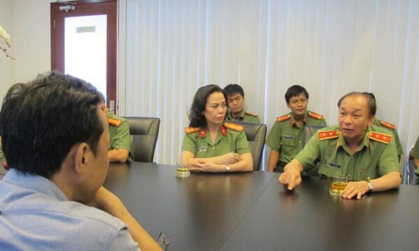 Trung tướng Lê Đông Phong, Giám đốc Công an TP HCM (bìa phải) Trung tướng Lê Đông Phong, Giám đốc Công an TP HCM (bìa phải) - Sputnik Việt Nam