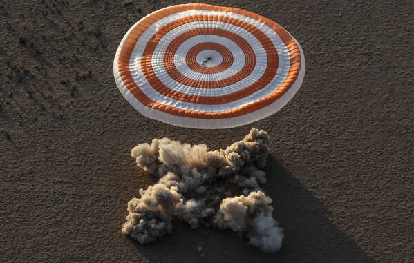 Khoang hạ cánh của tàu vũ trụ Nga “Soyuz-MS-04” tiếp đất trên lãnh thổ Kazakhstan. - Sputnik Việt Nam