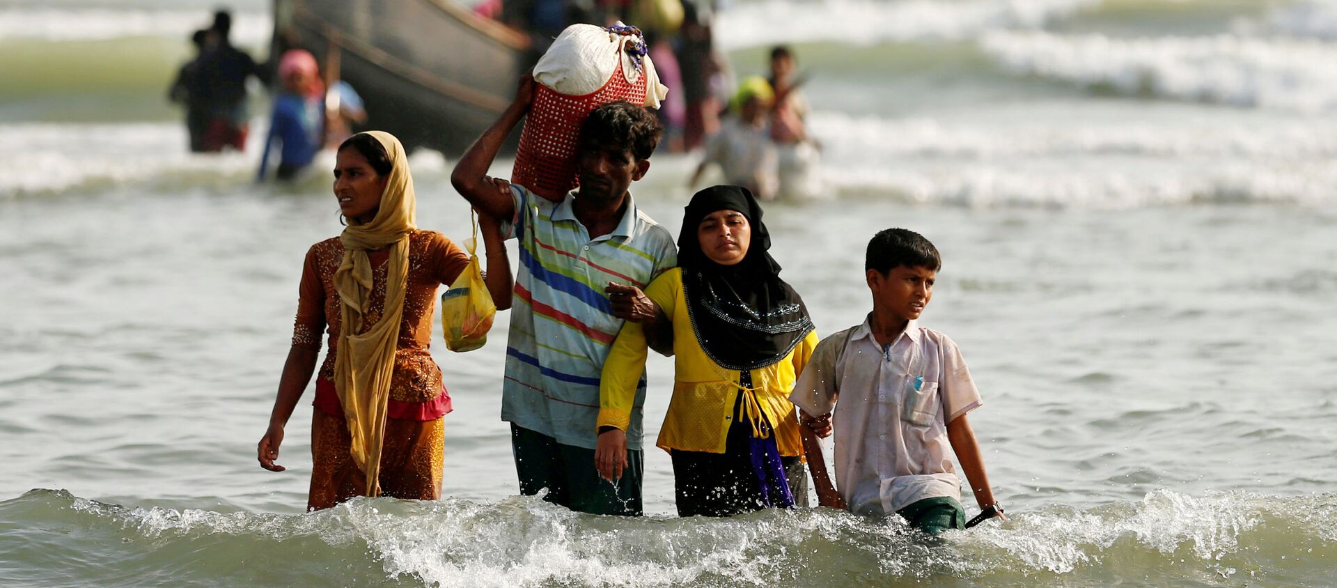 Dân tị nạn người Rohingya đổ lên bờ với đồ đạc của họ sau khi vượt biên giới đường biển giữa Bangladesh và Myanmar. - Sputnik Việt Nam, 1920, 02.04.2020