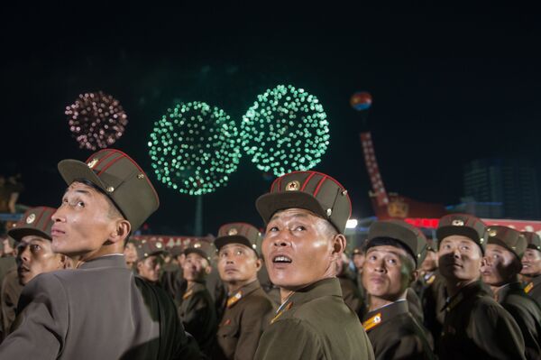 Các chiến sĩ QĐND Triều Tiên tại lễ hội pháo hoa ở Bình Nhưỡng biểu dương  thành công thử nghiệm bom nhiệt hạch. - Sputnik Việt Nam