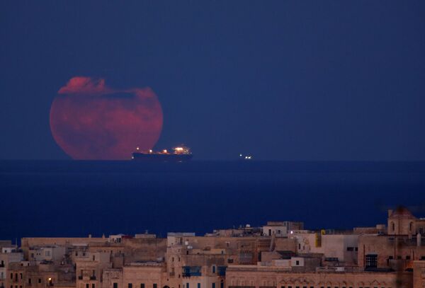 Malta. Thủ phủ của hòn đảo - La Valletta - trên nền trăng tròn. - Sputnik Việt Nam