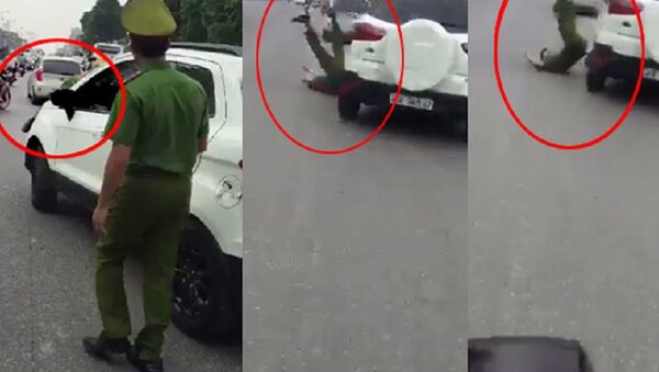 Chiếc ô tô Ford đánh võng, hất văng chiến sĩ cảnh sát bám trên capô xuống đường - Sputnik Việt Nam