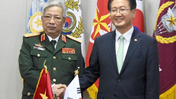 Thượng tướng Nguyễn Chí Vịnh và Thứ trưởng Quốc phòng Hàn Quốc Suh Choo-suk tại Seoul ngày 8-9 - Sputnik Việt Nam