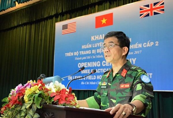 Đại tá Hoàng Kim Phụng, Giám đốc Trung tâm Gìn giữ hòa bình Việt Nam tuyên bố khai mạc diễn tập huấn luyện trên bộ trang bị Bệnh viện dã chiến cấp 2 Đại tá Hoàng Kim Phụng, Giám đốc Trung tâm Gìn giữ hòa bình Việt Nam tuyên bố khai mạc diễn tập huấn luyện trên bộ trang bị Bệnh viện dã chiến cấp 2 - Sputnik Việt Nam