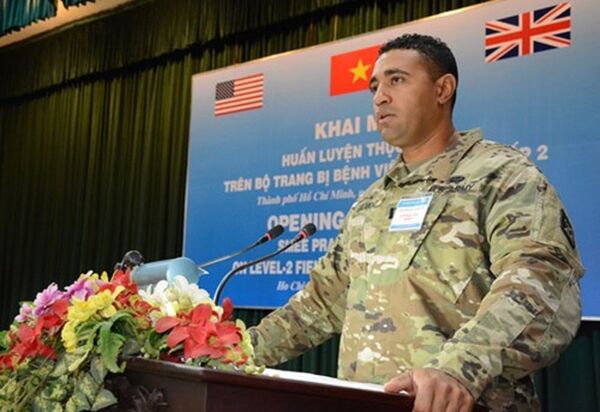 Trưởng đoàn chuyên gia quân y Hoa Kỳ, Đại úy Anthony Salvant phát biểu tại Lễ khai mạc Trưởng đoàn chuyên gia quân y Hoa Kỳ, Đại úy Anthony Salvant phát biểu tại Lễ khai mạc - Sputnik Việt Nam