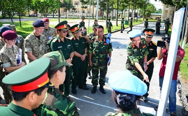 Giám đốc Bệnh viện dã chiến cấp 2 số 1, Thiếu tá Bùi Đức Thành giới thiệu sơ đồ bố trí các mô-đun của bệnh viện. Giám đốc Bệnh viện dã chiến cấp 2 số 1, Thiếu tá Bùi Đức Thành giới thiệu sơ đồ bố trí các mô-đun của bệnh viện. - Sputnik Việt Nam