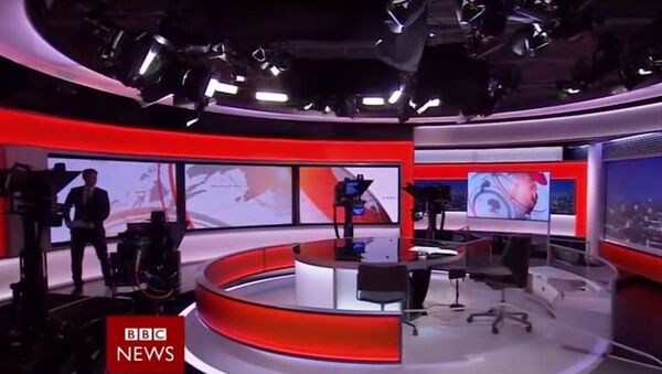 Nhà báo BBC  xoay chong chóng ở phòng thu trong chương trình trực tuyến - Sputnik Việt Nam