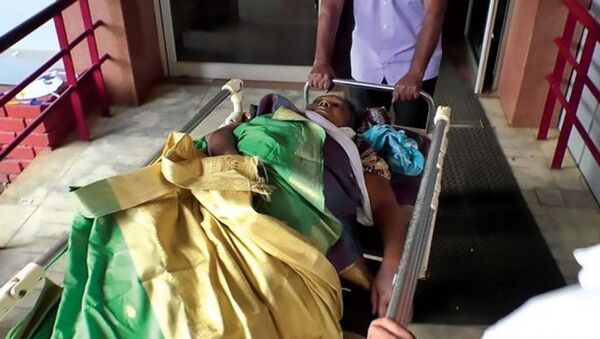 Cô Rathnam được đưa đến bệnh viện thị trấn sau khi tỉnh dậy từ nhà xác. - Sputnik Việt Nam