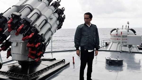 Tổng thống Indonesia Joko Widodo trên một chiến hạm trong vùng biển Natuna. - Sputnik Việt Nam
