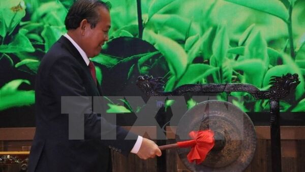 Phó Thủ tướng Thường trực Chính phủ Trương Hòa Bình đánh chiêng tại Lễ khai trương Khu gian hàng quốc gia tại Hội chợ Trung Quốc-ASEAN - Sputnik Việt Nam