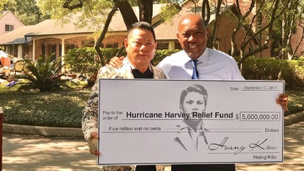 Tỷ phú Hoàng Kiều trao tặng 5 triệu USD ủng hộ nạn nhân bão Harvey. - Sputnik Việt Nam