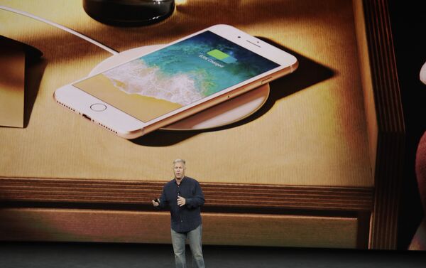 Phó chủ tịch tiếp thị của Apple Filipp Shiller tại thời điểm giới thiệu iPhone 8 ở California - Sputnik Việt Nam