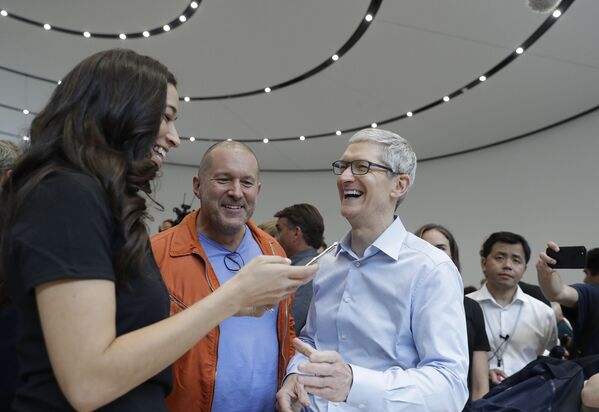 Giám đốc điều hành Apple Tim Cook trong buổi giới thiệu  iPhone X  của Apple tại California - Sputnik Việt Nam