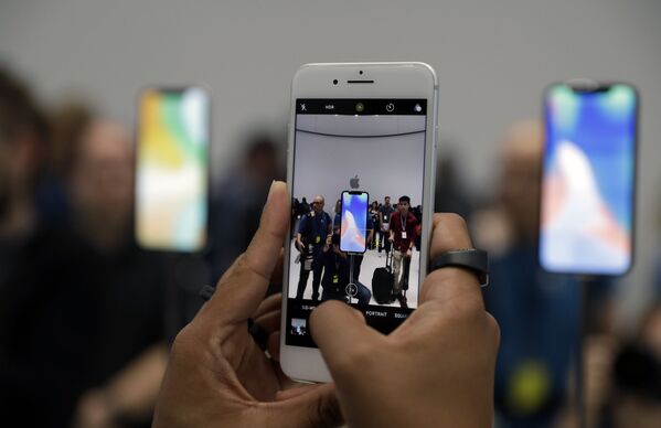 iPhone mới 8 trong phòng trưng bày trong khuôn viên Apple ở California - Sputnik Việt Nam