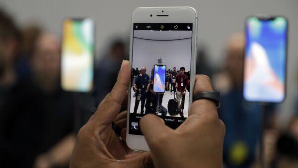 iPhone mới 8 trong phòng trưng bày trong khuôn viên Apple ở California - Sputnik Việt Nam