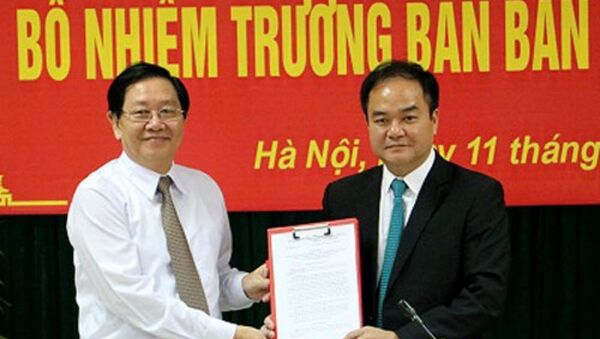 Bộ trưởng Nội vụ Lê Vĩnh Tân trao Quyết đinh bổ nhiệm cho ông Vũ Chiến Thắng. Ảnh: TGCP - Sputnik Việt Nam