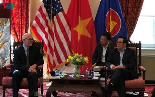 Trưởng Ban Đối ngoại Trung ương Hoàng Bình Quân (phải) trao đổi với các đối tác Hoa Kỳ Trưởng Ban Đối ngoại Trung ương Hoàng Bình Quân (phải) trao đổi với các đối tác Hoa Kỳ - Sputnik Việt Nam